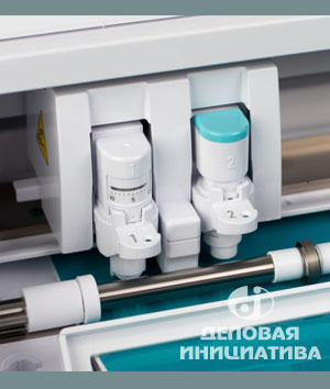 Держатель двух инструментов на каретке режущего плоттера